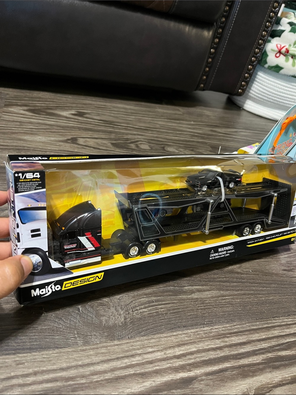 Maisto Design Transporters/ Mack Anthem/ 1993 Chevrolet 454 ss pickup